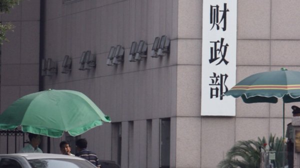 启天配资 中国人民银行行长潘功胜会见世界银行行长彭安杰