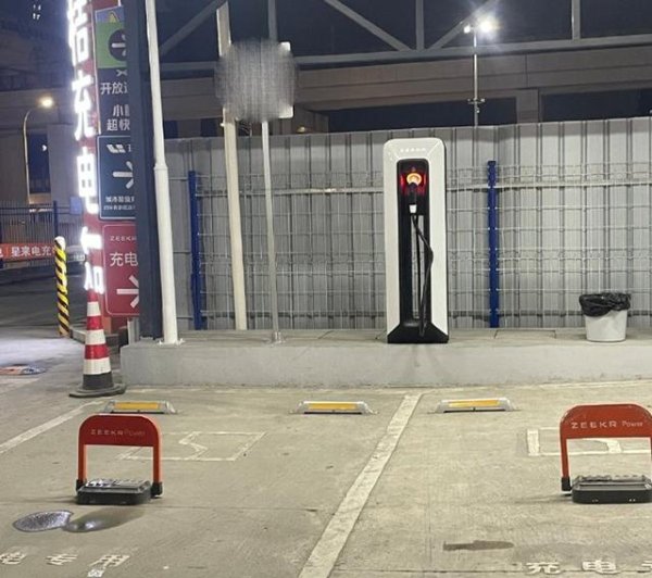 启远网  充电桩“翻车”: 极氪车主因充电故障维权