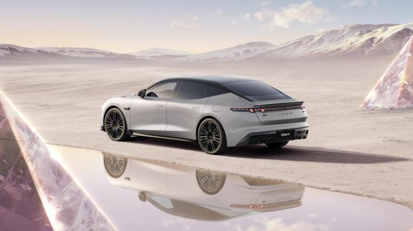 配查信 C级混动轿车安全标杆! 领克10 EM-P金砖电池超给力