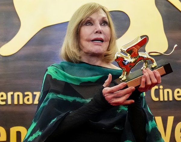 升融配资 舒淇抵达威尼斯电影节, 穿背心低调不失优雅, 亚洲巨星slay全场